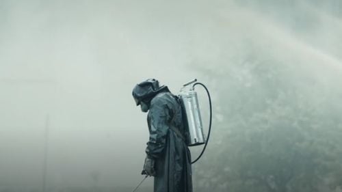 Scriitoarea Svetlana Alexievici, apărată de ambasadorii europeni, a fost o sursă majoră de inspirație pentru creatorii serialului Cernobîl. Cartea sa a fost interzisă în Belarus