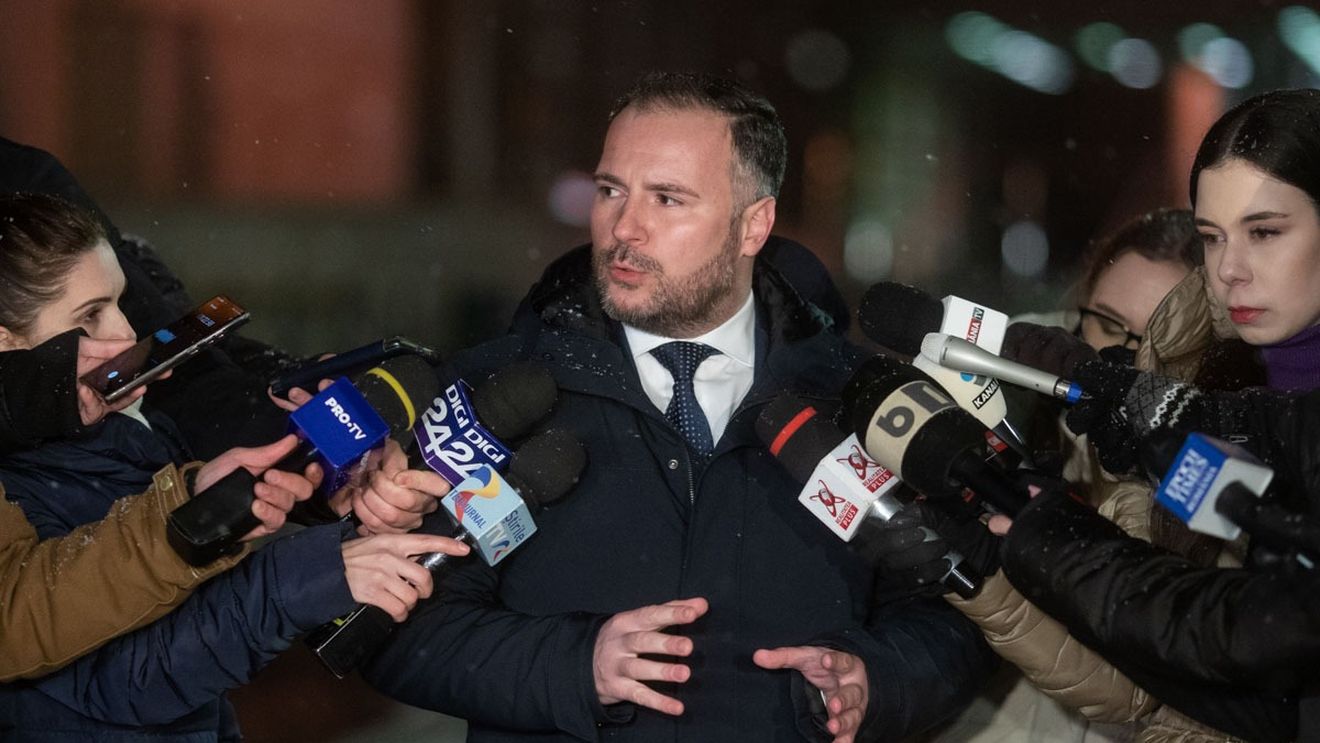 Opoziția acuză un „simulacru” de dezbatere a reorganizării Primăriei Sectorului 2. Multe întrebări legate de transferuri în masă de personal au rămas fără răspuns. Ținută în lipsa inițiatorului, primarul PSD Rareș Hopincă, ședința a fost condusă de un consilier personal