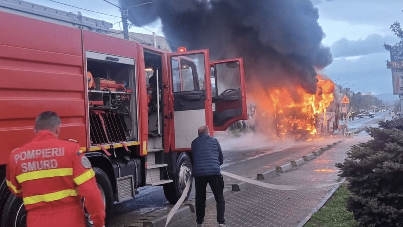 Un autobuz care transporta elevi a luat foc în Moldova Nouă, nu există victime