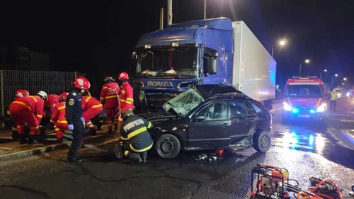Un tânăr de 22 de ani a murit după ce s-a izbit de un TIR în județul Brașov