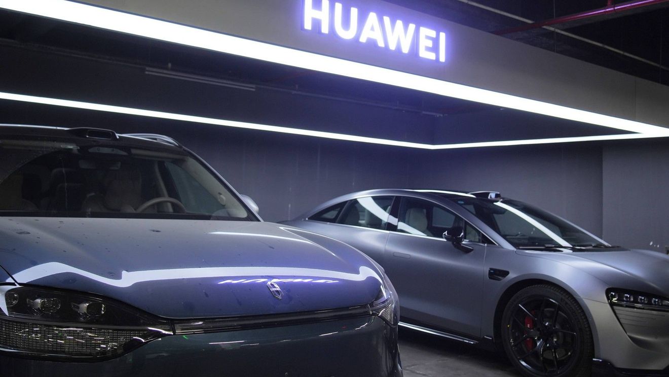 Veniturile Huawei au depășit 118 miliarde de dolari anul trecut, în creștere cu 22% / Analiștii cred că gigantul chinez prosperă după ce s-a „adaptat” la sancțiunile americane / Cipurile companiei ar fi folosite de DeepSeek