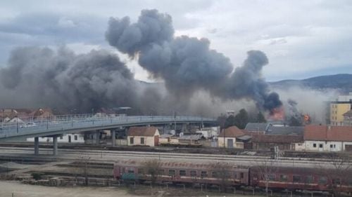 VIDEO Incendiu la o vopsitorie auto din Sibiu, fum gros în zonă