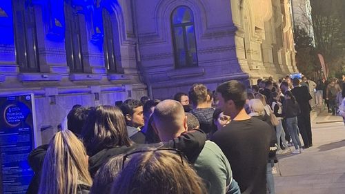 GALERIE FOTO&VIDEO: Cum a fost în cea mai plină seară pe Calea Victoriei/ Plimbare, expoziții, spectacole, cozi imense la înghețată și la toate obiectivele de vizitat