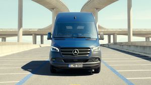 Aniversăm 30 de ani de Sprinter cu un preț special: Sprinter 317 CDI furgon, versiunea extra-lungă, echiparea PRO, de la 39.707 € (fără TVA), 48.045 € (TVA inclus), cu livrare imediată. Solicită oferta completă (P)