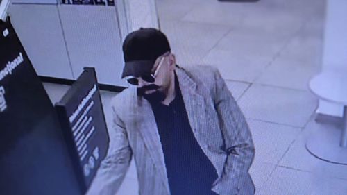 Anchetă la Iași după ce un bărbat mascat a intrat într-o sucursală de bancă cu un presupus pistol și le-a cerut bani angajaţilor