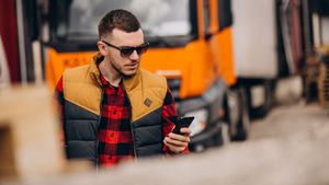 Un bărbat din New York și-a abandonat jobul și câștigă bani din raportarea vehiculelor comerciale care staționează cu motorul pornit: „Practic, merg cu bicicleta 6, 7, 8, 9 ore pe zi” / Șoferii se simt „abuzați” de acest program