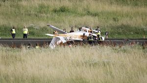 Trei morți în urma prăbușirii unui avion de mici dimensiuni, pe o autostradă din Franța