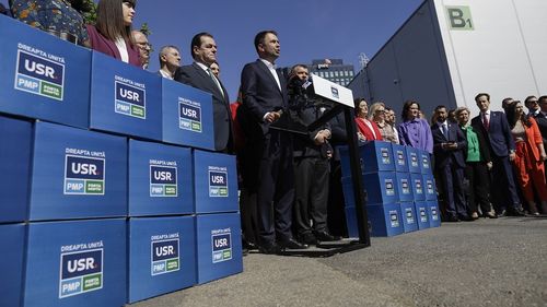 Alianţa Dreapta Unită a depus peste 530.000 de semnături pentru candidaturile la alegerile europarlamentare / Lista completă a candidaţilor