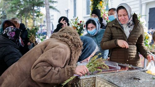 Sute de oameni aşteaptă deja la catedrala din Iaşi pentru a se închina la moaştele Sfintei Parascheva, sărbătorită în 14 octombrie / Preoții au adus noi moaște, ale Sfântului Grigorie Palama