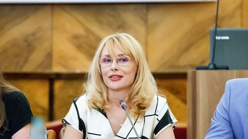 Patru ani de studenție pentru viitorii profesori de Limba română - ceruți Ministerului Educației de Facultatea de Litere din Iași. Decana Claudia Tărnăuceanu: Studenții trebuie pregătiți cu o înțelegere solidă a domeniului