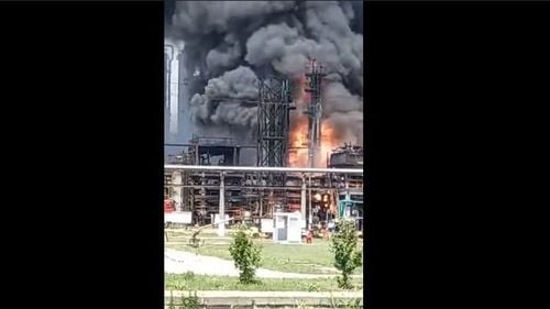 VIDEO Imagini din interiorul Rafinăriei Petromidia la câteva momente după explozie. Incidentul - la instalația de producție a motorinei