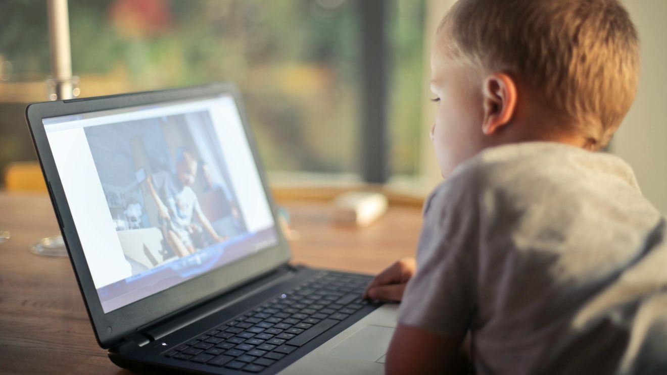 Jumătate dintre copiii europeni petrec prea mult timp în fața ecranului, arată un studiu