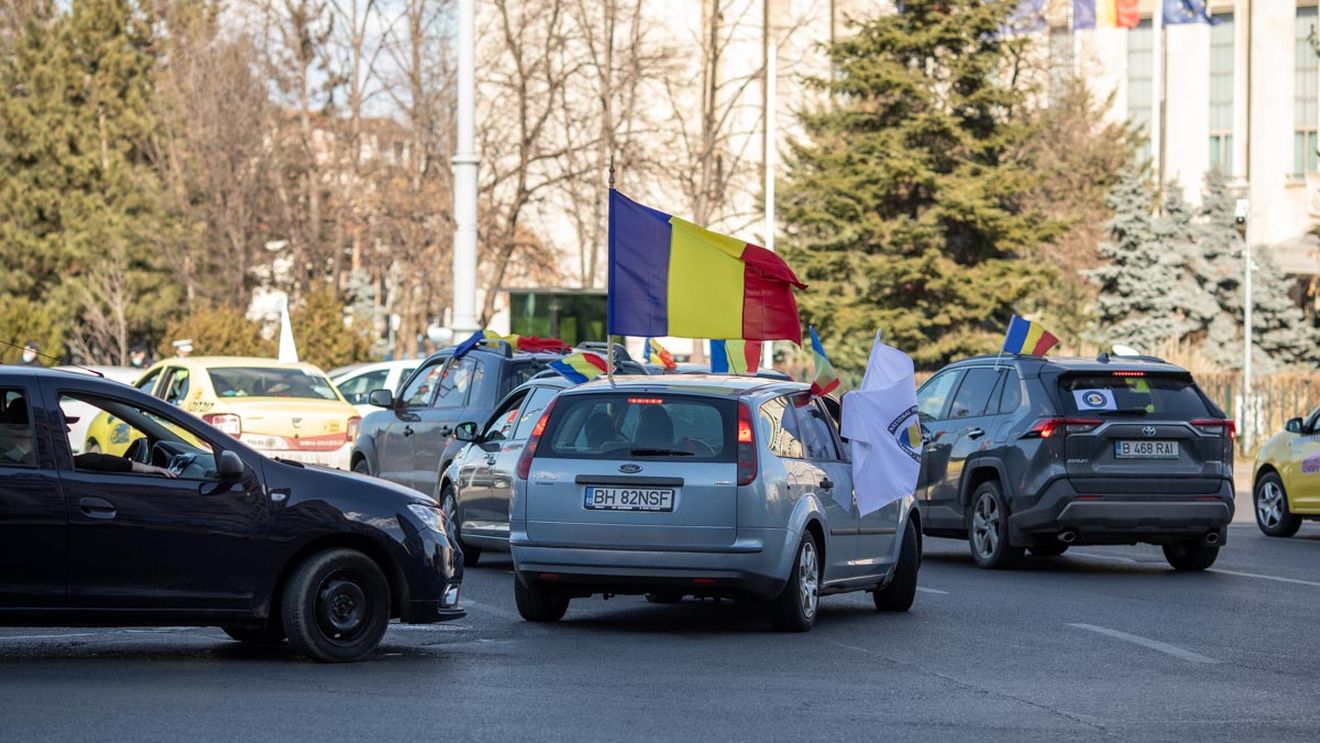 Câteva zeci de mașini fac tururi prin centrul Bucureștiului într-un protest denumit „Convoiul pentru libertate”, organizat împotriva certificatului verde și a stării de alertă