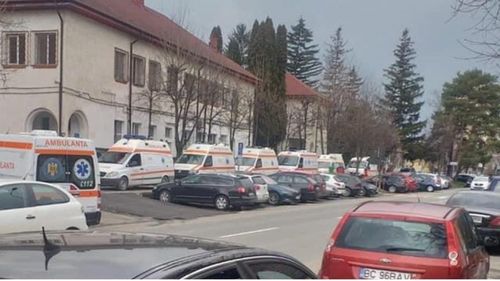 FOTO Șapte ambulanțe au stat la coadă vineri pentru a lăsa pacienți cu COVID-19 la Spitalul de Boli Infecțioase din Brașov