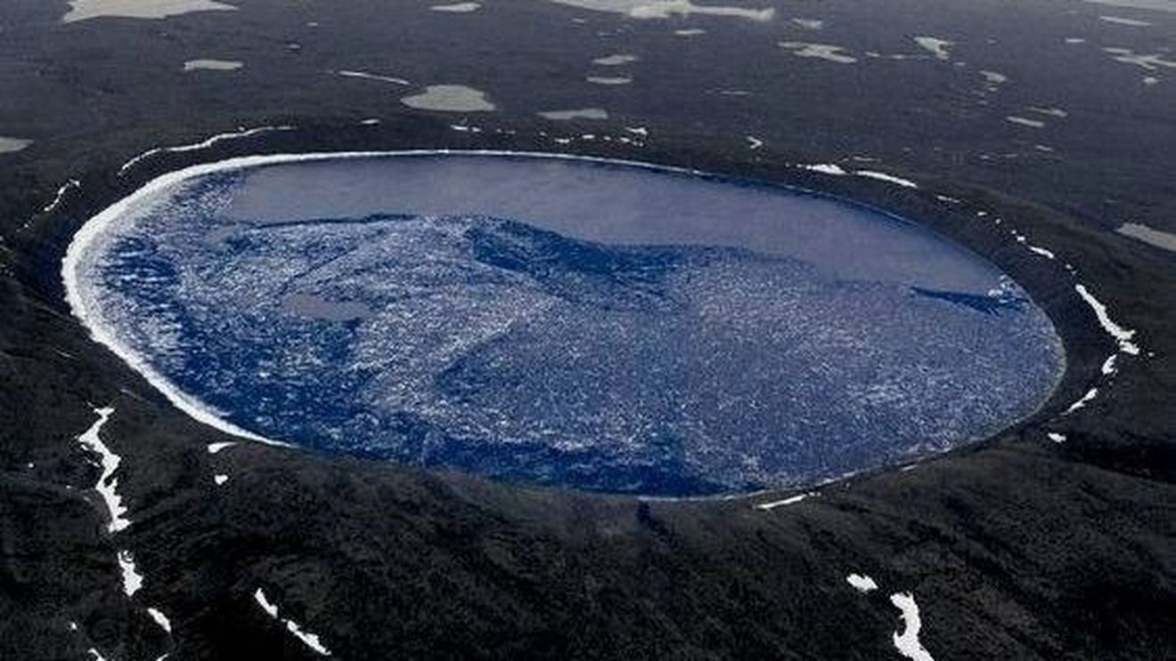 Un mister de gheață în adâncul Arcticii canadiene: craterul Pingualuit, a opta minune a lumii