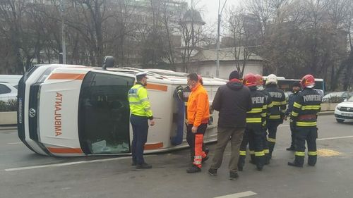 O ambulanţă care transporta un pacient, răsturnată în Capitală după un accident