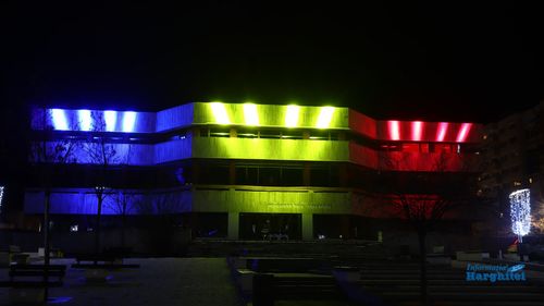 Primarul din Miercurea Ciuc răspunde criticilor, după ce o clădire a fost iluminată în culorile naționale: ”Ca instituție, Primăria trebuie să ofere respect sărbătorii statului român”