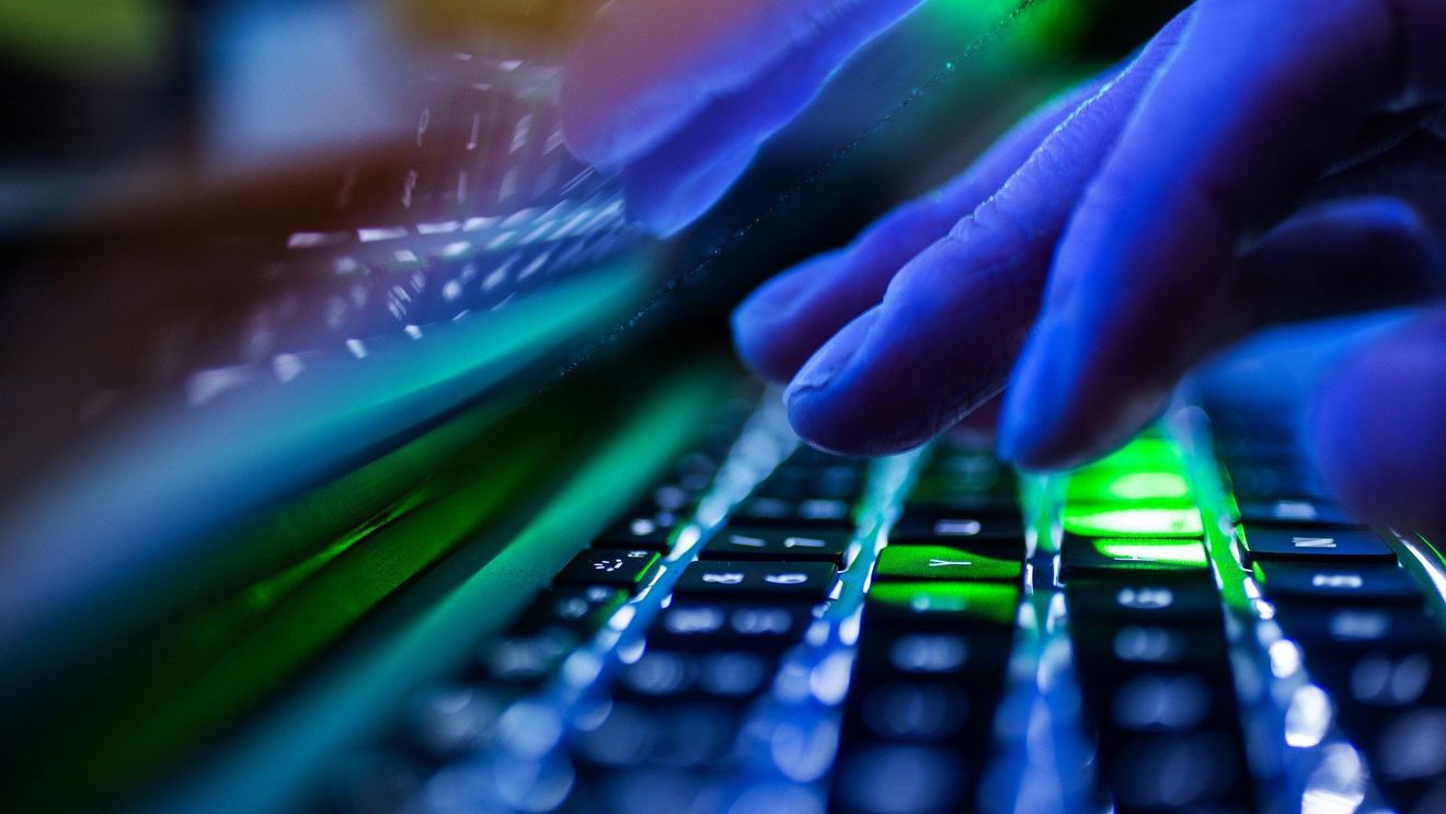 Polonia arestează un cetăţean rus suspectat de atacuri cibernetice care au vizat companii poloneze