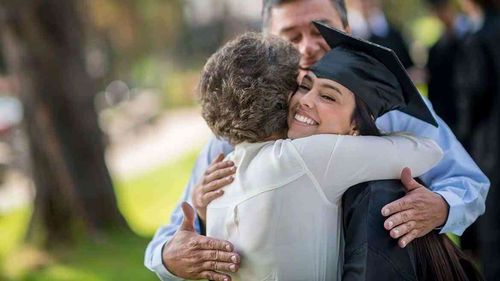 Cât plătesc studenții pentru un loc în căminele de stat, pentru închirierea unei garsoniere sau a unui apartament cu două camere