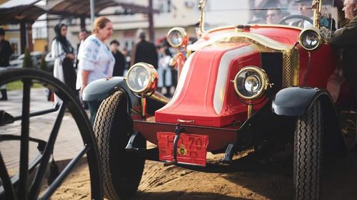 Expoziţia „Maşinile Bucureştilor - Nemţoaicele Oraşului”, în cadrul Salonului Auto din incinta Romexpo