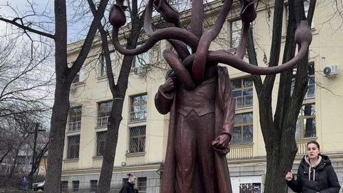 Anchetă a poliției după ce o statuie din centrul Iaşiului a fost lovită de o  femeie / E supărată că ar reprezenta nişte şerpi şi cere să fie dărâmată / ”Nu am putut să adorm azi-noapte”