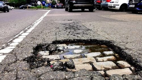 Cum a ajuns Bucureștiul să fie plin de gropi și ce trebuie să știe șoferii pentru a-și putea acoperi eventualele daune