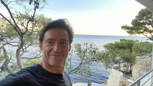 VIDEO Hugh Jackman, infectat cu COVID-19 / Actorul australian a anunțat că are simptome ușoare / Mai multe spectacole pe Broadway, în care el era protagonist, au fost anulate