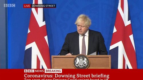 Toți călătorii care intră în UK vor trebui să facă un test PCR și să se auto-izoleze până la obținerea unui rezultat negativ / Premierul Boris Johnson anunță măsuri pentru a încetini răspândirea Omicron