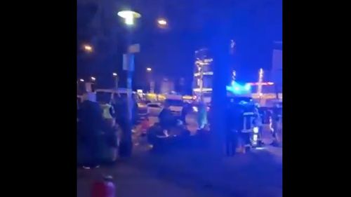 O mașină a intrat în mulțime la târgul de Crăciun din orașul german Magdeburg / Bilanțul victimelor a ajuns la cinci morți și 200 de persoane rănite, dintre care 90 sunt în stare critică, iar 40 rănite grav / Autorul este un medic din Arabia Saudită, stabilit în Germania din anul 2006 / Cancelarul Scholz a depus flori la locul atacului/ Nu sunt români printre victime