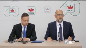 Kelemen Hunor, alături de ministrul de Externe al Ungariei, Szijjártó Péter: Nu sunt de acord ca politicienii români să ne spună să nu mai facem declarații. Eu ca parlamentar în România vorbesc despre ce vreau eu, nu accept instrucțiuni. Iohannis să își ceară scuze