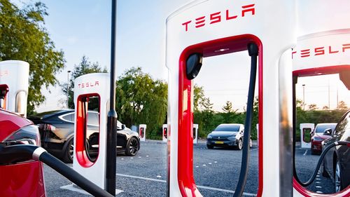 Tesla a lansat noile încărcătoare Supercharger V4 și în China