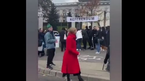 VIDEO Polonia: referendum fictiv pentru "anexarea" ambasadei Rusiei din Varșovia