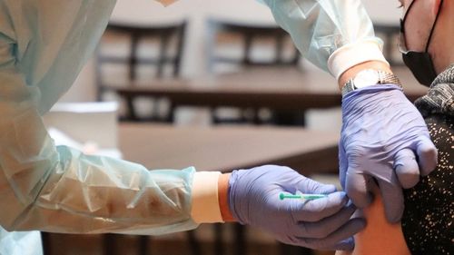 A treia doză de vaccin, probabil necesară, anunță directorul executiv al Pfizer