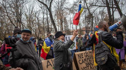 GALERIE FOTO Proteste la sediile USR, PSD și PNL împotriva certificatului verde / Câteva zeci de persoane au fluturat steaguri tricolore și au scandat „Libertate, fără certificate” și „Nu votați, nu ne vaccinați”