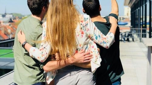 Ce este "efectul simplei expuneri", fenomenul psihologic care explică de ce oamenilor nu le place să apară în fotografii