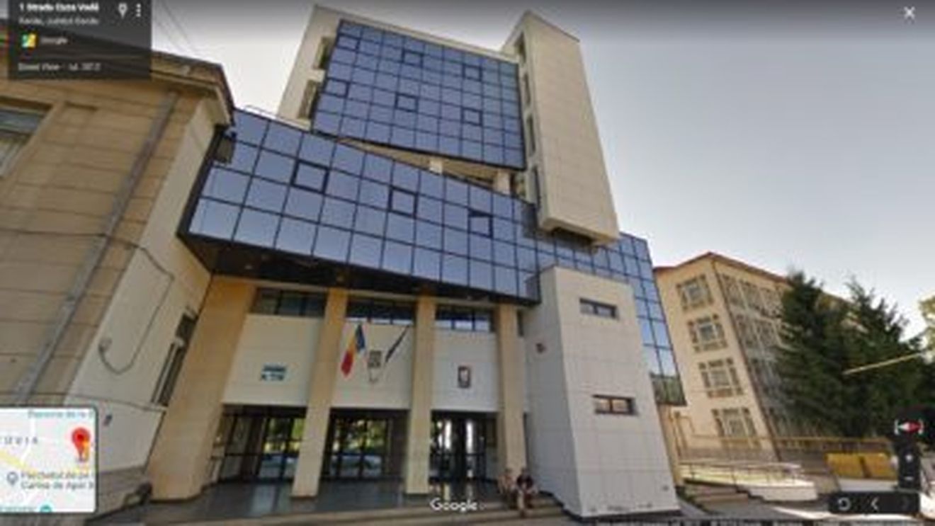 Bacău: 13 profesori și secretara unei școli, condamnați la un an de închisoare după ce au trecut elevi fictivi în catalog, ca să nu își piardă catedrele. Decizia nu este definitivă