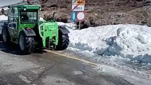 VIDEO Bucăţi de stânci, prăbuşite pe Transalpina. Șoseaua rămâne închisă