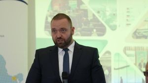 EXCLUSIV Cu două luni înainte de a fi numit șef al Companiei Naționale Aeroporturi, cu salariu de 70.000 lei pe lună, Bogdan Mîndrescu (numit pe filieră PSD) a fost amendat cu 10.000 de lei de Ministerul de Finanțe pentru că ar fi comis nereguli în bugetul Ministerului Transporturilor unde era secretar de stat