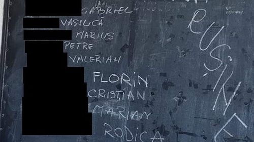 FOTO Șoferii STB care au ieșit sâmbătă pe traseu, denunțați de sindicaliști drept ”trădători”. Numele lor a fost scris pe o tablă în depou