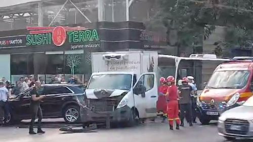 VIDEO Un șofer STB a intrat într-o autilitară parcată pe Calea Dorobanți/ Traficul se desfășoară pe un singur sens, prin dirijare/ Șoferul e inconștient (surse)
