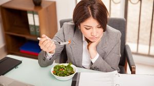 Cum te ajută mâncatul conștient să fii mai concentrat la birou / „Pentru o mai bună concentrare sunt utile alimente precum peștele oceanic gras, nucile și fructele de pădure”