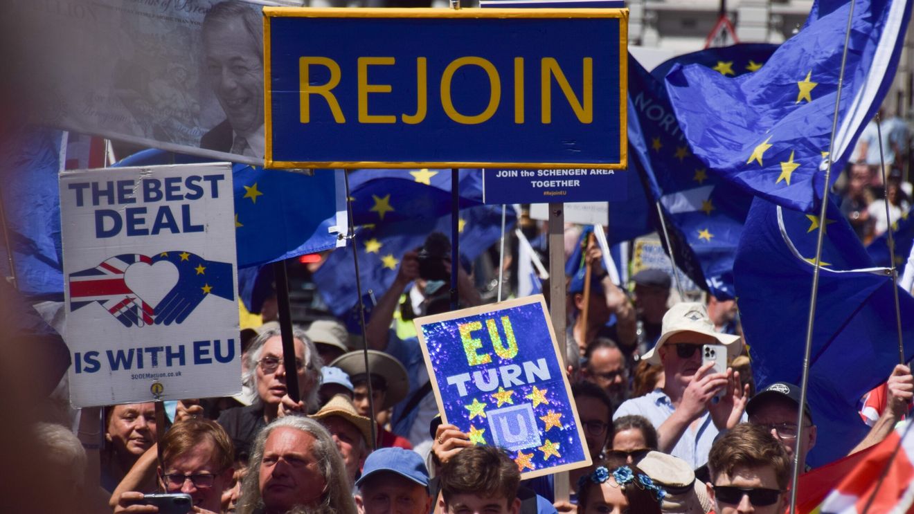 La zece ani de la referendumul din Regatul Unit pentru Brexit, sute de persoane au mărșăluit la Londra pentru revenirea Regatului Unit în Uniunea Europeană