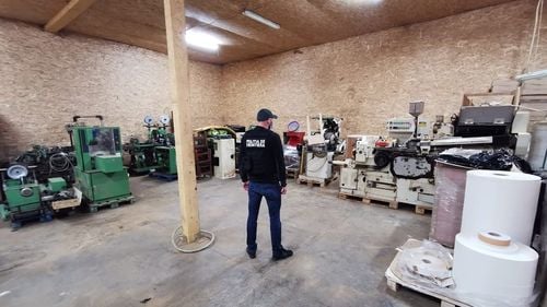 Fabrică de ţigări clandestină, deschisă de o grupare infracţională formată din cetăţeni români, moldoveni şi ucraineni, descoperită de poliţiştii de frontieră / Sunt efectuate percheziţii în mai multe locaţii din judeţele Sibiu, Hunedoara şi Braşov