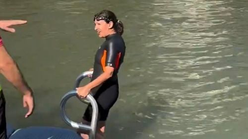 Primarul Parisului face o baie în Sena pentru a dovedi că fluviul este curat, cu 9 zile înainte de Jocurile Olimpice