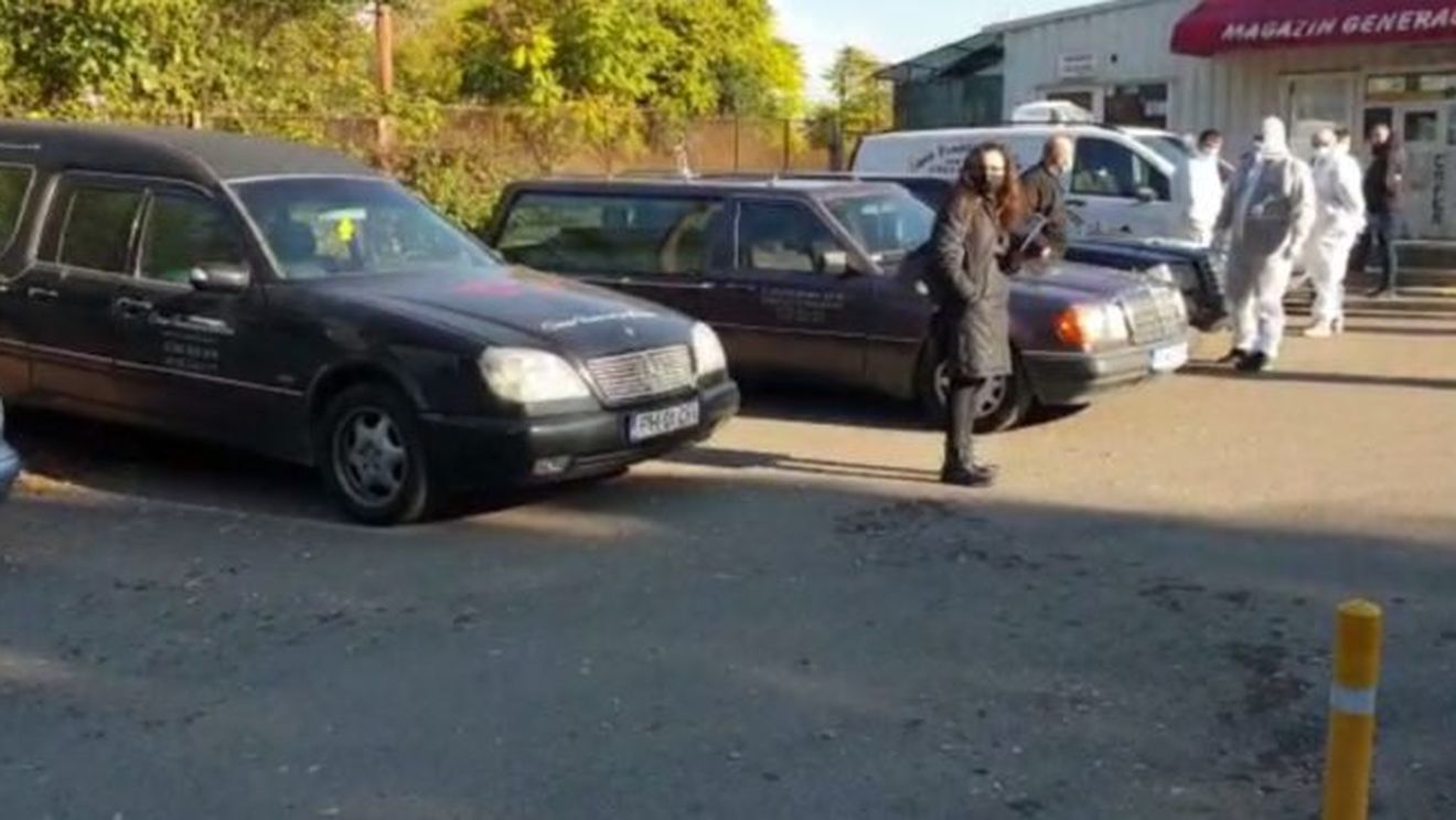 VIDEO Coadă de mașini mortuare la Spitalul Județean Ploiești din cauza deceselor de Covid care au copleșit morga spitalului