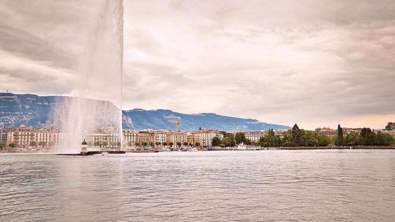 Geneva impune restricții suplimentare față de măsurile naționale și închide barurile, restaurantele și magazinele neesențiale. Școlile rămân deschise