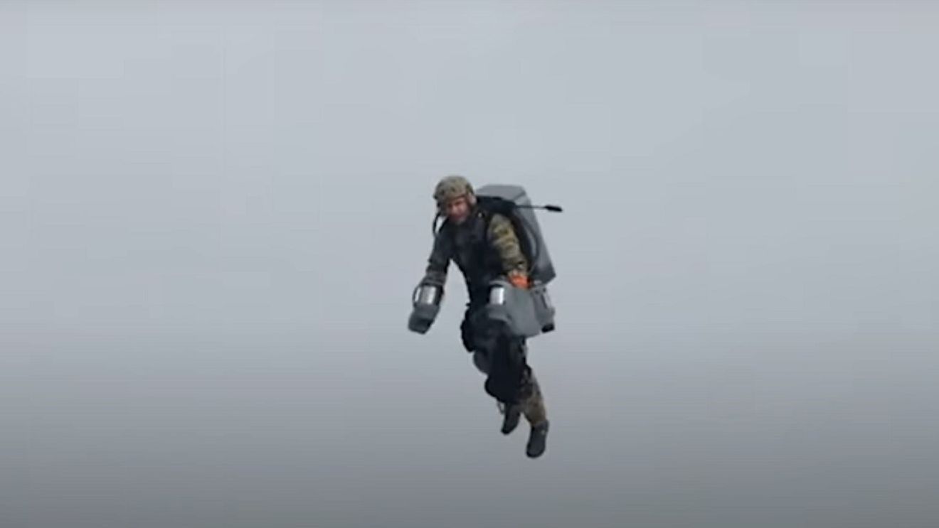 VIDEO Un membru al Marinei Regale britanice a testat un costum cu propulsie