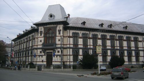 Colegiul Național “Tudor Vladimirescu” din Târgu-Jiu, cea mai veche școală din oraș, din vremea lui Spiru Haret, “are crăpături, fisurile par mai adânci” după seismul de marți de 5,7, spune inspectorul școlar din Gorj