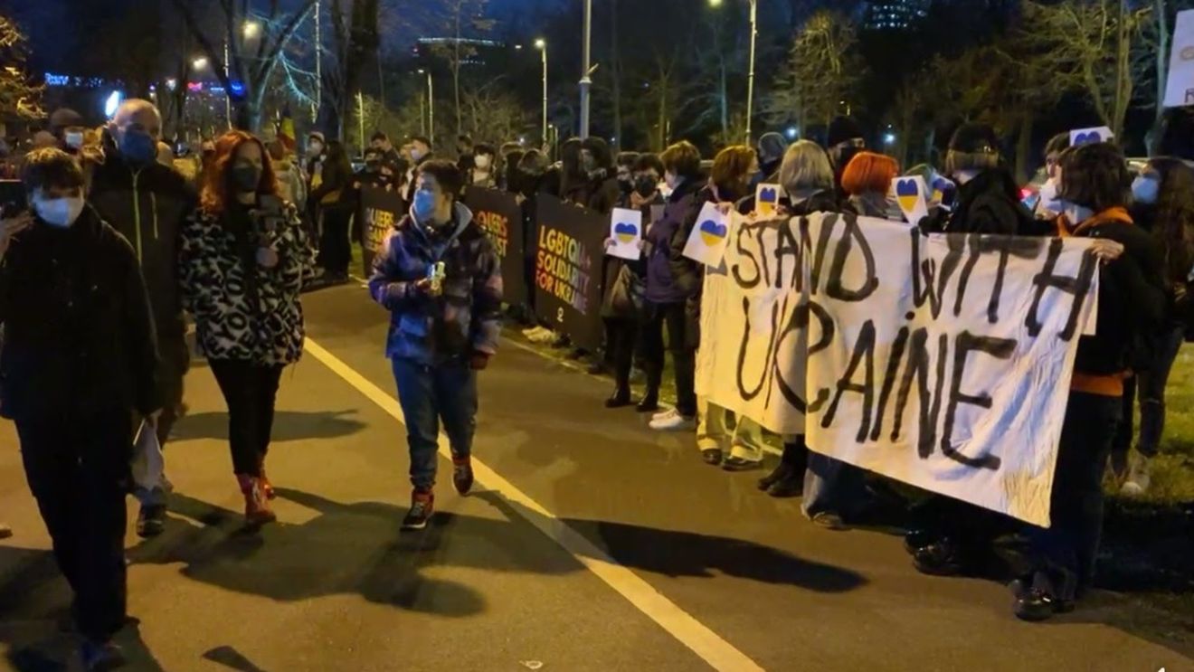 VIDEO Zeci de persoane, la o manifestaţie în semn de solidaritate cu poporul ucrainean, la Ambasada Ucrainei din Bucureşti
