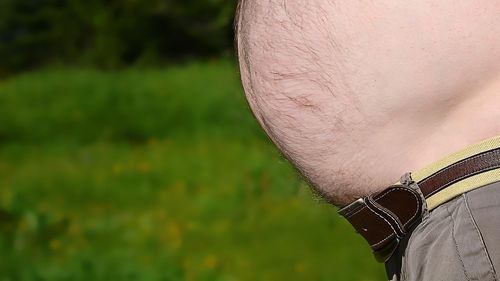 STUDIU: „Burta de bere” e asociată cu afecțiuni cardiace, în special la bărbați / ”Camerele interne devin mai mici, iar inima pompează mai puțin sânge”